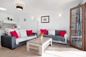 un soggiorno con due divani e un tavolino da caffè di Puerto Chico M a Playa Blanca