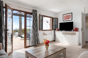 un soggiorno con televisione e tavolo di Puerto Chico M a Playa Blanca