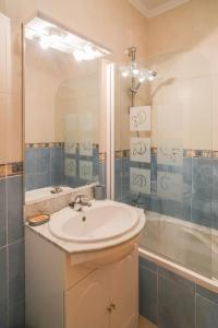 a bathroom with a sink and a shower and a tub at Top-floor 2 BR holiday home with sea view and pool in Luz