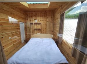 Postel nebo postele na pokoji v ubytování Ecohouse Svaneti