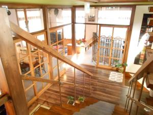 una vista aérea de una escalera en una casa en Villa Nugget Inn, en Omachi