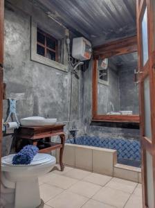 ジョグジャカルタにあるVILLA OPA DOEL YOGYAKARTAのバスルーム(トイレ、洗面台付)