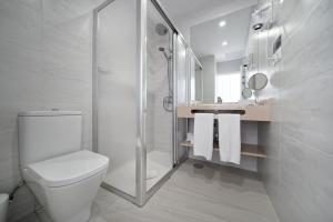 A bathroom at Hotel Matilde by Grupo Matilde Még 37 kép