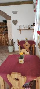 貢內薩的住宿－B&B La Baita Del Sud，用餐室,配有鲜花桌