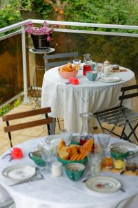 einen Tisch mit Teller und Schüsseln mit Essen drauf in der Unterkunft Les chambres de la vallée in Argenton-Château