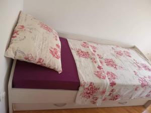 Una cama con dos almohadas encima. en Owl NEST, Homestay Rooms, en Knin