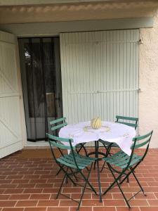 a table and chairs with a napkin on it at Le gîte des Pins (meublé de tourisme 3 Étoiles) in Saint-Julien-du-Verdon