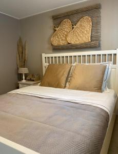 sypialnia z łóżkiem z dwoma koszami na ścianie w obiekcie Luxe Chalet met prachtig terras op de Veluwe , veel privacy w mieście Hoenderloo