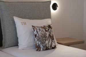 uma almofada sentada em cima de uma cama em TEREZAS HOTEL em Sidari