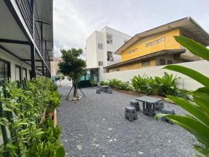 einen Innenhof mit Bänken vor einem Gebäude in der Unterkunft P29 in Bangkok