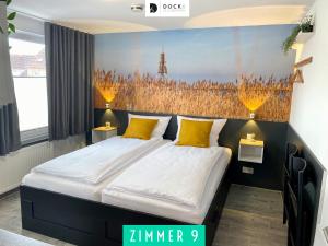 1 dormitorio con 1 cama grande con almohadas amarillas en Dock 6 - Cuxhaven, en Cuxhaven