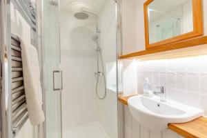 y baño con lavabo y ducha. en Cosy 1 Bedroom Apartment near Wimbledon station, en Londres