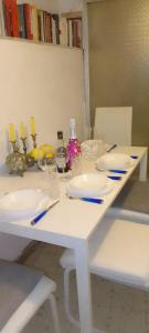 uma mesa branca com pratos e copos em La casa vecchia di Claudio em Roma