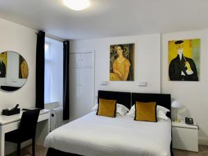 Postel nebo postele na pokoji v ubytování Sarum Apart-Hotel