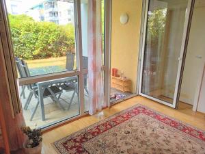 una puerta abierta a un balcón con mesa en Spacious & Modern 4-Room-Flat *Garden and WiFi*, en Ostfildern