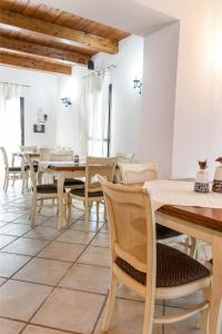 comedor con mesas y sillas de madera en Agriturismo Terrerosse Di Massadita, en Aieta