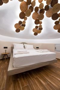 - une chambre avec un lit avec des biscuits sur le mur dans l'établissement Lami Traditional Windmill - With Private pool and Jacuzzi, à Pyrgos 23 autres photos