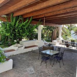 eine Terrasse mit einem Tisch und Stühlen unter einem Pavillon in der Unterkunft Casa Schicciola in Stromboli