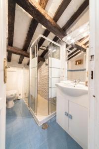 een badkamer met een wastafel en een toilet bij Cozy & Charme Apartment in Rome in Rome