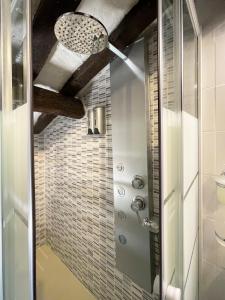 een douche met een glazen deur in de badkamer bij Cozy & Charme Apartment in Rome in Rome