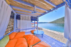 porche con sofá y mesa en la playa en Olympos Mocamp, en Kas