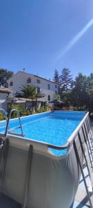 uma piscina com cadeiras ao lado de um edifício em villa marcella casa vacanza em Grottazzolina