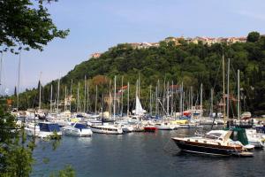 Zdjęcie z galerii obiektu Apartments by the sea Omisalj, Krk - 16512 w mieście Omišalj