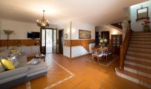 Villa dei Sogni Gallipoli في توليي: غرفة معيشة مع أريكة وطاولة