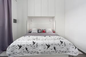 Postel nebo postele na pokoji v ubytování Gallery apartment in Skrbcici (Krk)