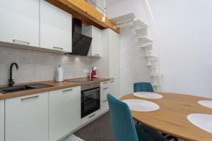 Kuchyň nebo kuchyňský kout v ubytování Gallery apartment in Skrbcici (Krk)