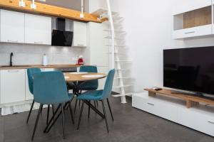kuchnia ze stołem, krzesłami i telewizorem w obiekcie Gallery apartment in Skrbcici (Krk) w mieście Skrbčići +13 zdjęć