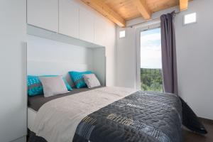 Postel nebo postele na pokoji v ubytování Gallery apartment in Skrbcici (Krk)