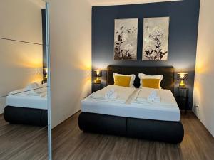 1 dormitorio con 2 camas y 2 cuadros en la pared en PRAGUE’s HIDDEN PEARL, en Praga