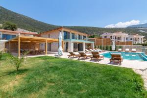 a house with a yard with a swimming pool at Water Edge 1 in Kaş