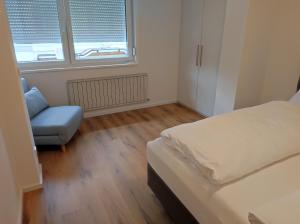 - une petite chambre avec un lit et une chaise dans l'établissement Sommerresidenz 9210, à Pörtschach am Wörthersee