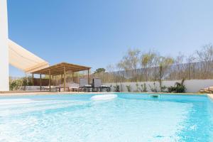 uma grande piscina com um gazebo em Villa Melissa em Tróia