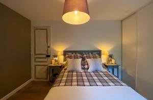 ein Schlafzimmer mit einem Bett mit zwei Kissen in der Unterkunft La Maison du Champ de Beaumont in Galgon