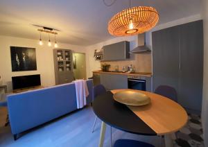 eine Küche mit einem Tisch und einem Esszimmer in der Unterkunft La Maison du Champ de Beaumont in Galgon