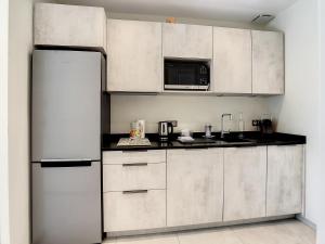 Kuchyňa alebo kuchynka v ubytovaní Beautiful 1 bedroom with garden on the Croisette 254