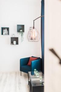 - un salon avec un canapé bleu et une table dans l'établissement BUDA-PEST APARTMENT, à Budapest