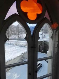 a window with a view of a snow covered yard at Rittergut Schloss Niederforchheim in Forchheim