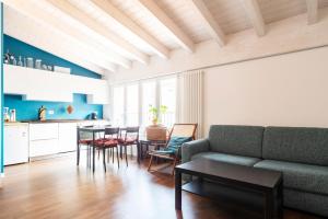 ein Wohnzimmer mit einem Sofa und einem Tisch in der Unterkunft LUVI - Adda in Mailand