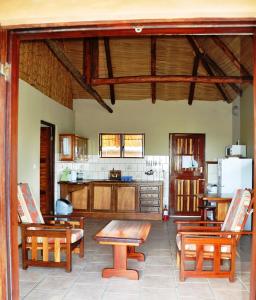 eine Küche mit Holztischen und -stühlen in einem Zimmer in der Unterkunft Bay View Lodge in Miramar