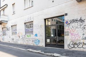 ein Gebäude mit Graffiti auf der Seite in der Unterkunft LUVI - Adda in Mailand