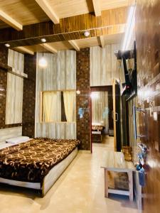 een slaapkamer met een bed en een televisie. bij Hotel sun paradise in Nainital