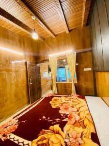 een slaapkamer met een bed met een bloemkleed erop bij Hotel sun paradise in Nainital