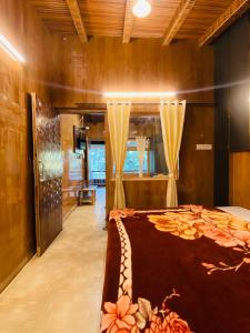 een slaapkamer met een bed in een kamer bij Hotel sun paradise in Nainital