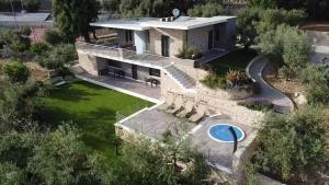 - une vue aérienne sur une maison avec une piscine dans l'établissement La Dependance Luxury Bed and Breakfast, à Fondi