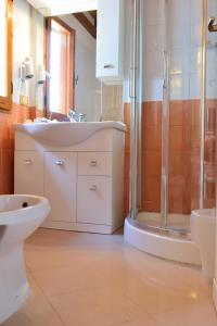 bagno con doccia, lavandino e servizi igienici di Hotel Acquasanta a Terracina