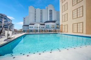 una piscina di fronte a un edificio di La Quinta by Wyndham Ocean City a Ocean City